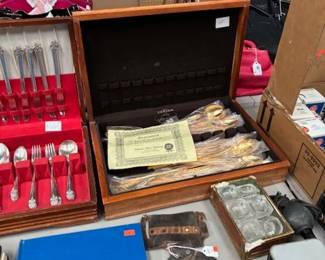 Gold-Plated Flatware Set
A vintage gold-plated flatware set in its original presentation box, including a certificate of authenticity. A luxurious addition to any dining collection.