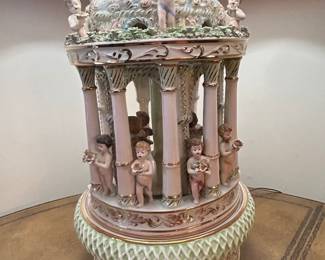 (close up) Cherub Porcelain lamp~