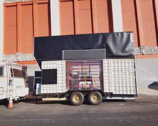 0 This trailer have lots of shelf so you can have over the thousand items to be seen or showcase great for it convention center and roadshow