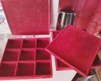 Jewelry tray from dolson Gabbana Gucci Versace Prada we have almost 150 trade from all the top companies mint condition we do have all kind of supply from this top store showcases item you can ask we do have all shopping bag from Prada dolce & Gabbana and all others also empty boxes original we do have some more items if you interested in the snow