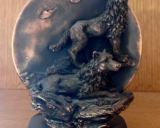 Wolves howling metal sculpture decor