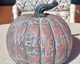 Welcome fall pumpkin decor