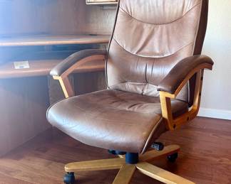 Rolling and swiveling office armchair