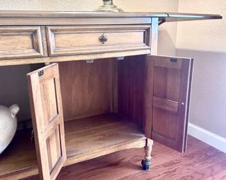 Rolling console table with folding leafs on each side