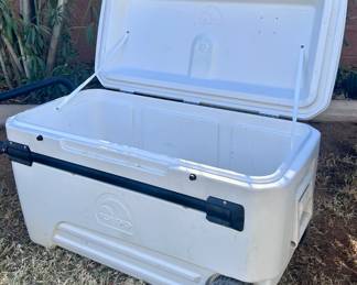 Igloo heavy duty cooler with wheels