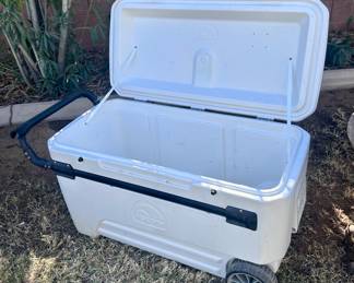Igloo heavy duty cooler with wheels