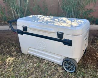 Igloo heavy duty cooler with wheels