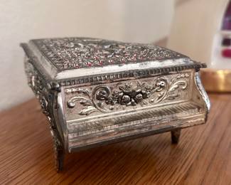 Mini vintage piano music box