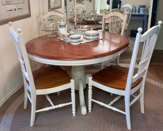 Round dining table
