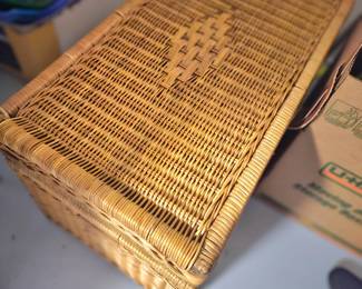 Medium wicker trunk