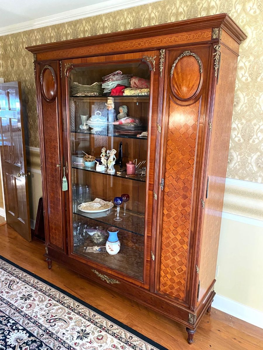 GORGEOUS ANTIQUE LIGHTED 3 DOOR DISPLAY CASE AND OR CHINA CABINET.