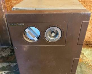 VINTAGE HEAVY DUTY FIRESAFE WITH ALL ITS BOOKS AND COMBO.
