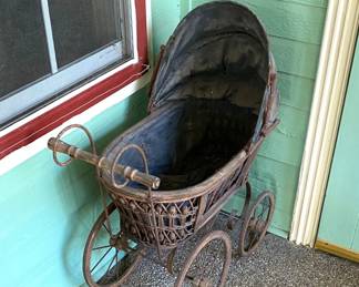 ANTIQUE STROLLER BABY CARRAGE.