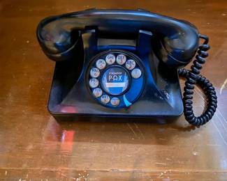 ANTIQUE ROTARY DIAL TELEPHONE.