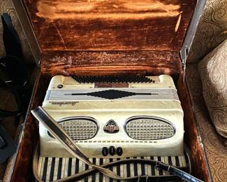 ANTIQUE 1930s EXCELSIOR ACCORDIANA MODEL 307 IN MOTHER OF PEARL, COMES WITH SUITCASE AND STRAPS, EXTREMELY BEAUTIFUL.