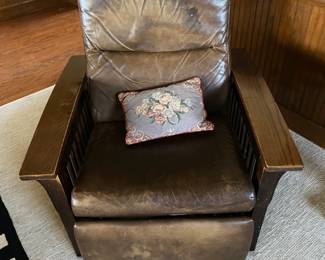 AWESOME VINTAGE HEAVY LEATHER RECLINER.