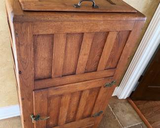 ANTIQUE ICE BOX VERY OLD SCHOOL REFRIGERATOR.