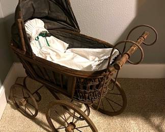 ANTIQUE BABY CARRIAGE 