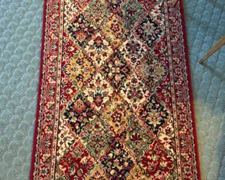 Traditional Style Accent Rug
