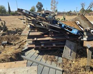 3206 Wooden Fence Panels and Pallets