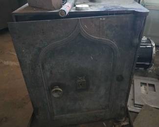 1004 Antique Safe, No Key