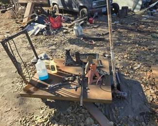 2014 3 Jack Stands, 1 Bottle Jack, 1 Floor Jack,