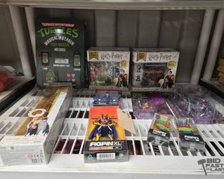 7222  NEW Figurines, Mini Playsets, Pins and Tour