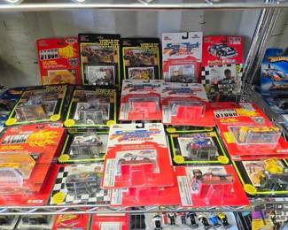 4068  NEW 32 Racing Champions 164 DieCast