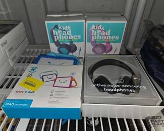 7248  NEW Headphones and iPad Case