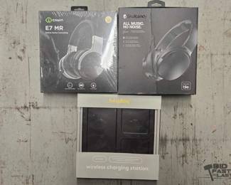 7558  NEW 2 Wireless Headphones  Wirless