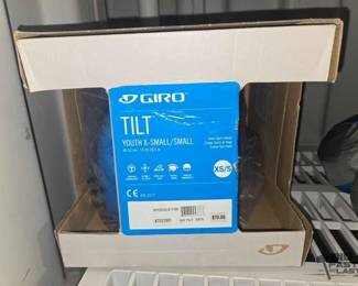 7504  NEW Giro Tilt Snow Helmet