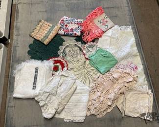 4532  Lace and Crochet Doilys, Rags and Cloths