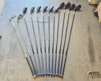 4006  NEW 12 Golf Clubs