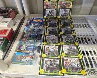 7124  NEW 18 Die Cast Cars