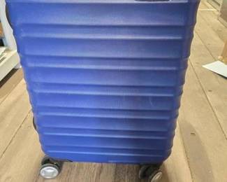 #7152 • Amazon Basics Luggage
