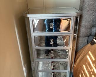 Mirrored bedroom cabinets, gorgeous!