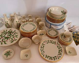 Lenox Christmas Pattern China
70 pcs. 