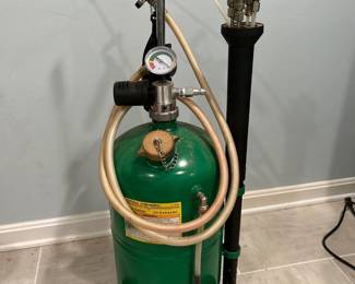 Central Pnuematic 6-1/4 Gallon Oil Extractor