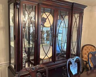 Thomasville mahogany china cabinet with interior lights 