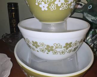 Set of 3 Pyrex vintage Nesting Bowls 