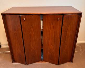 Wooden cabinet with folding doors (3 shelves)