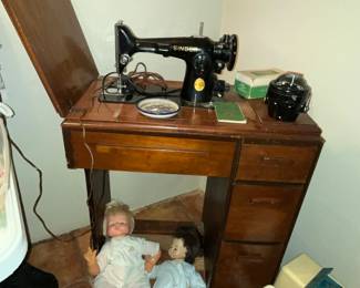 Vintage Singer sewing machine & cabinet