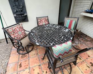 Metal lattice-top table w/ 4 swivel chairs
