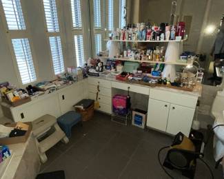 Large bathroom FULL OF GOODIES!