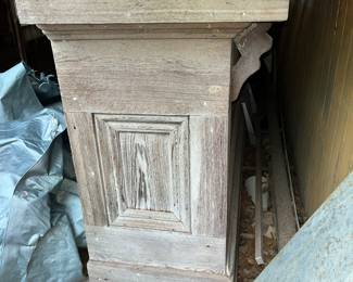 END VIEW OF ANTIQUE SALOON BAR 