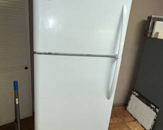 FRIGIDAIRE 2 door fridge