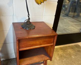 mid century modern end table, vintage flower lamp 