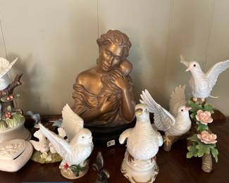 Austin sculpture in back and assorted birds