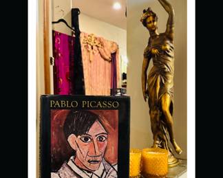 Art coffee books

Vintage gilded statue