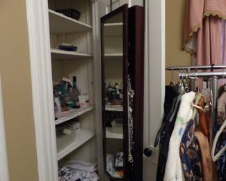 Mirrored hanging jewelry case